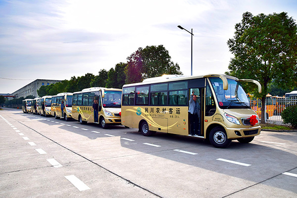 Huaxin 7.4m medium air conditioned buses were sent to hubei province in batch