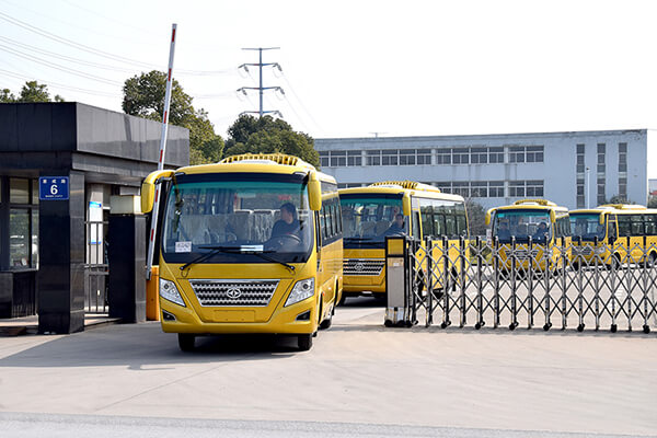 Huaxin brand 6.7m 25 - seat medium - sized air - conditioned bus batch sent to hunan