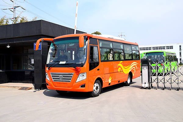 Huaxin brand 29 intermediate natural gas buses were sent to sichuan in batch