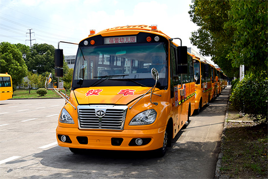 Huaxin brand 7.6-meter 41-seat school buses for primary school students were sent to liaoning in batches