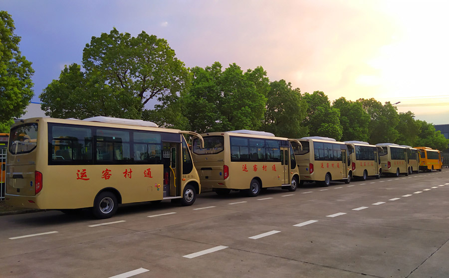 Huaxin brand 6 meters 19 half - head air - conditioned bus batch to henan