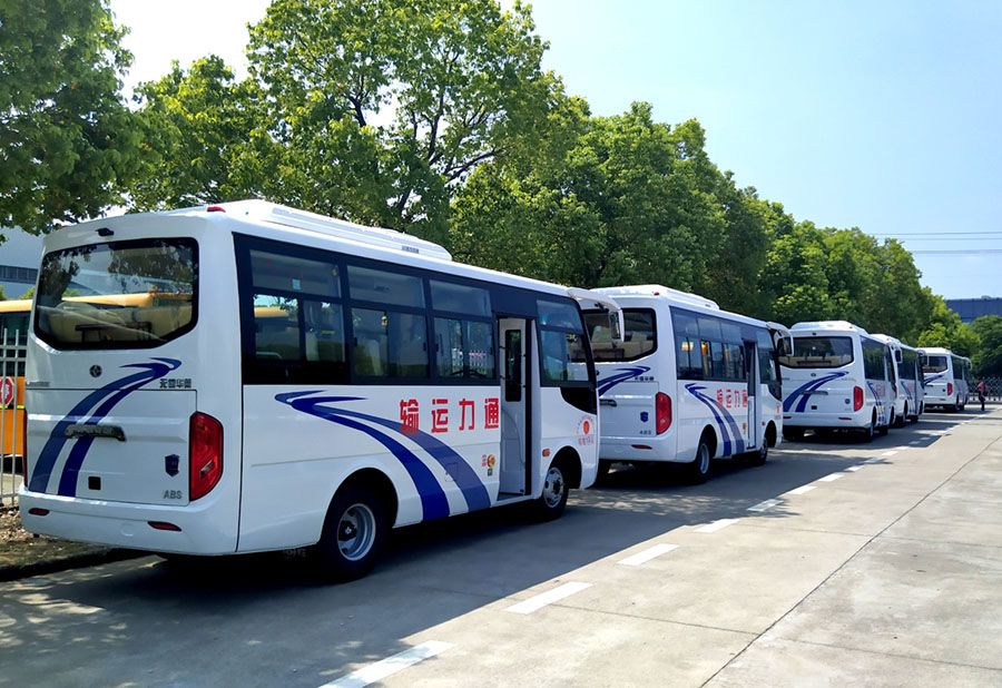 Huaxin brand 6 meters and 19 air-conditioned buses were sent to sichuan in batches