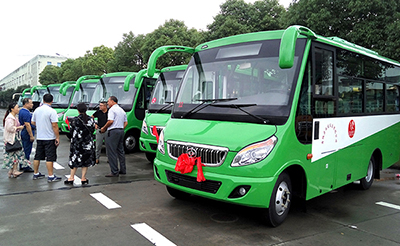 10台华新牌6米双开门公交车批量发往河南