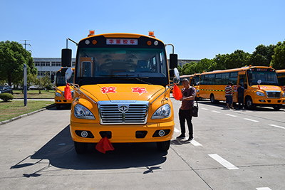 30台华新牌9.4米56座的小学生专用校车首批7台发往山东