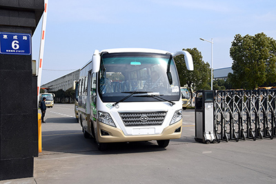 华新牌6米19座天然气客车批量发往新疆