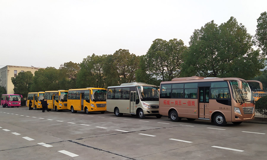 华新牌 新标准6米中级客车批量发往河南