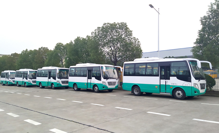 华新牌6米19座小型中级空调客车批量发往浙江杭州