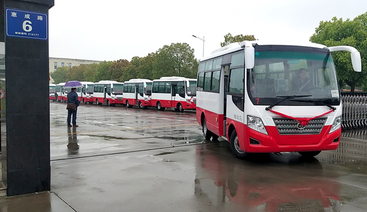 华新牌6米19座小型中级客车批量发往河南