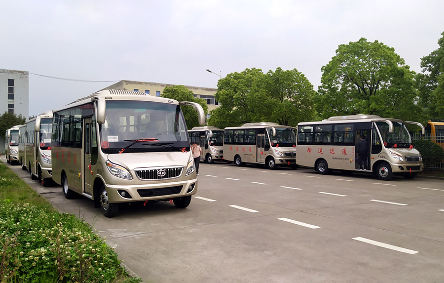华新牌6米19座半长头小型中级客车批量发往河南