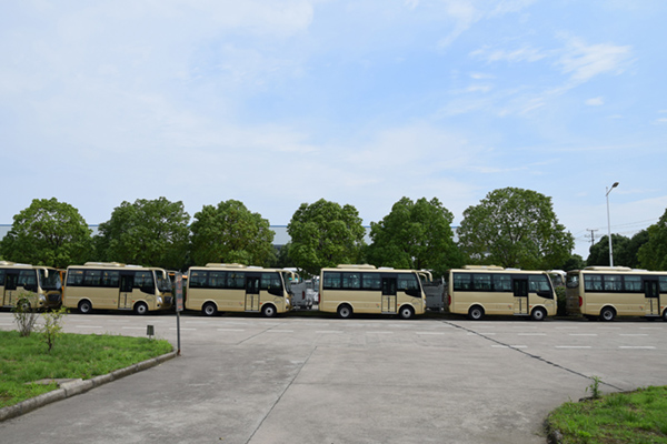 华新牌6米19座小型中级空调客车批量发往河南